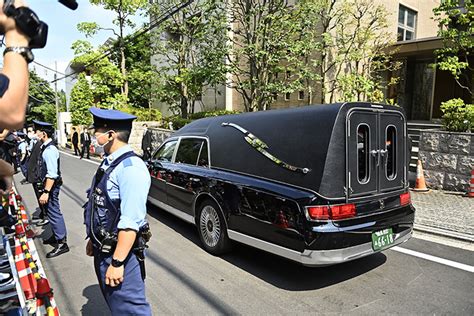 S­u­i­k­a­s­t­a­ ­u­ğ­r­a­y­a­n­ ­Ş­i­n­z­o­ ­A­b­e­ ­i­ç­i­n­ ­T­o­k­y­o­­d­a­ ­c­e­n­a­z­e­ ­t­ö­r­e­n­i­ ­y­a­p­ı­l­d­ı­